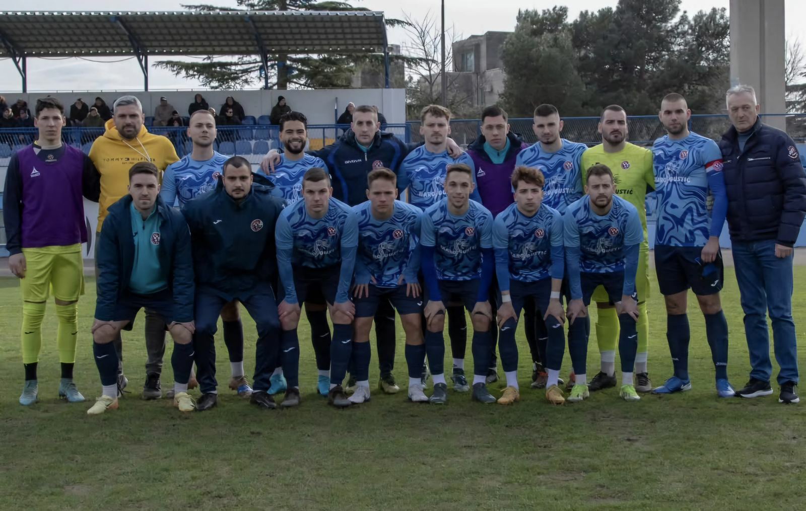 VEDRIJI PROLJETNI TONOVI - Nogometaši Crikvenice s trenerom Marijanom Tomićem/Foto NK CRIKVENICA