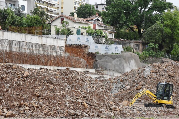 Kuća obitelji Pokorny pored gradilišta na kojem će niknuti novi nogometni stadion / Foto SERGEJ DRECHSLER