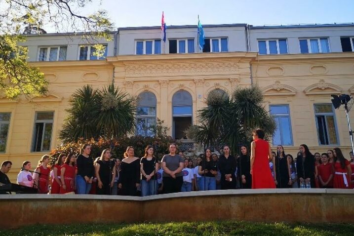 Gimnazija Eugena Kumičića iz Opatije proslavila je Dan škole uz program u parku ispred škole / Foto A. KUĆEL-ILIĆ