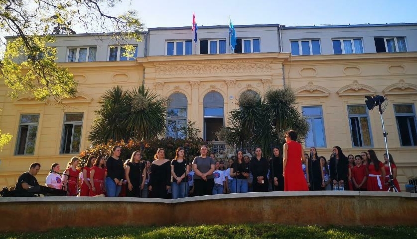 Gimnazija Eugena Kumičića iz Opatije proslavila je Dan škole uz program u parku ispred škole / Foto A. KUĆEL-ILIĆ