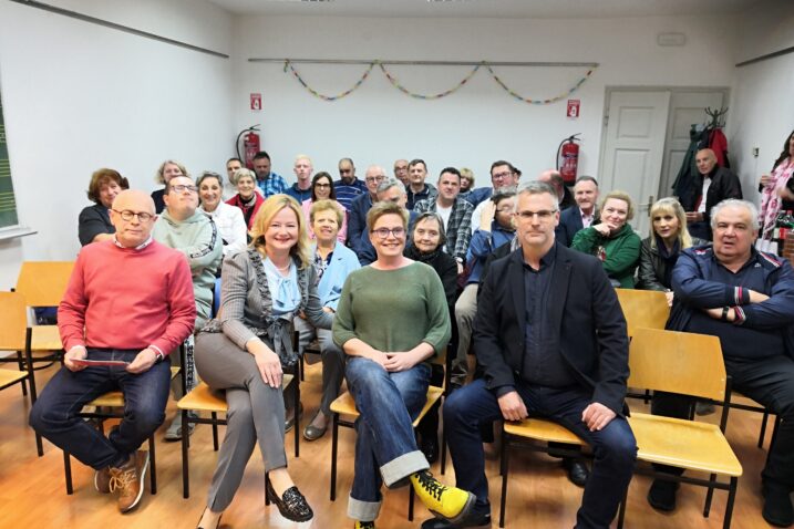 Goran Palčevski, Sandra Krpan i Ana Trošelj s građanima / Foto V. MRVOŠ