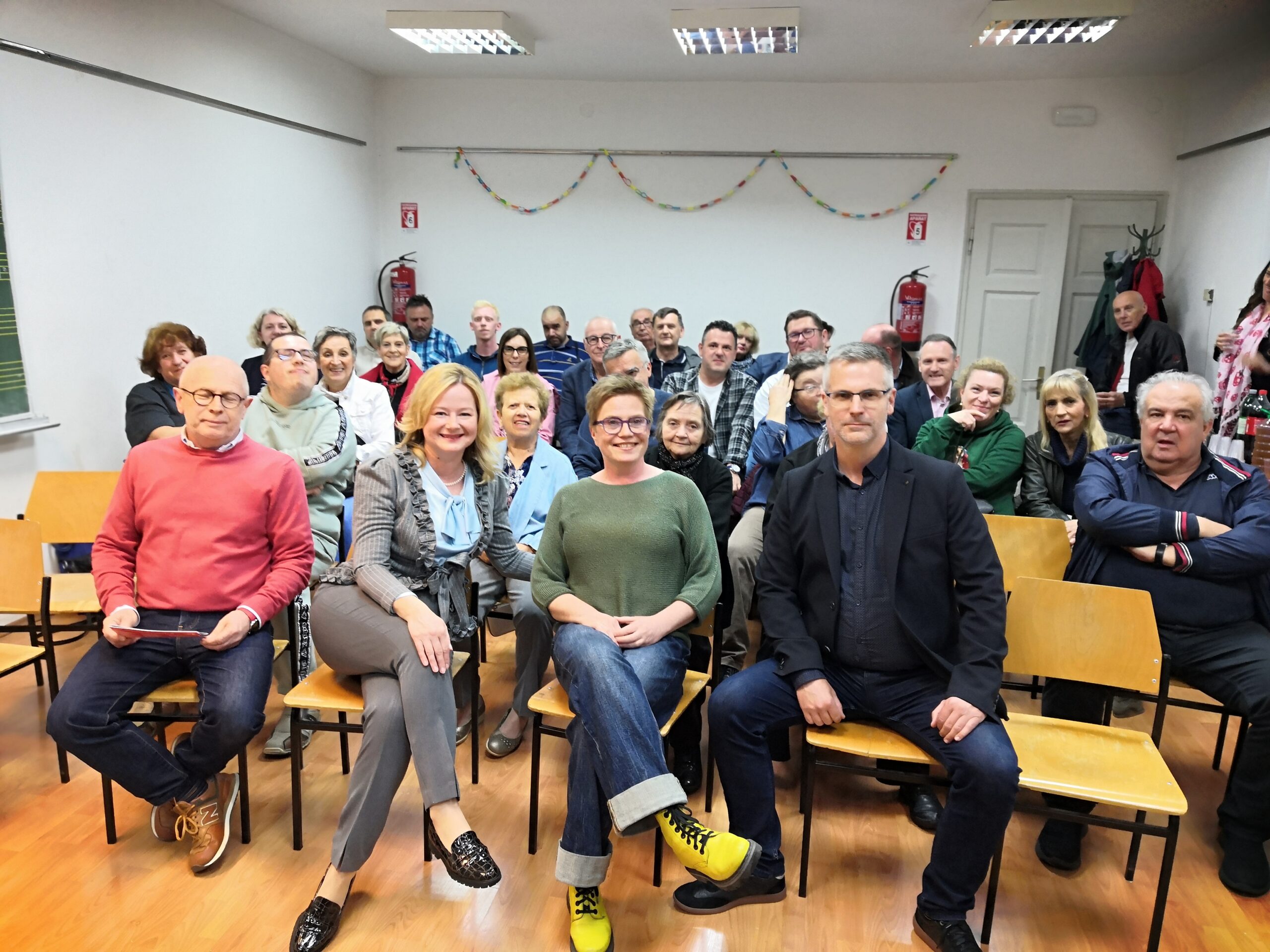 Goran Palčevski, Sandra Krpan i Ana Trošelj s građanima / Foto V. MRVOŠ