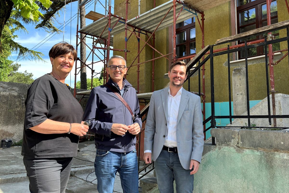 Marina Medarić, Ivica Lukanović i Marin Gregorović ispred zgrade Susajde / Foto Walter Salković
