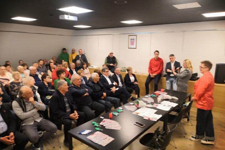 Sandra Krpan s građanima u prostorijama MO Zamet / Foto V. MRVOŠ