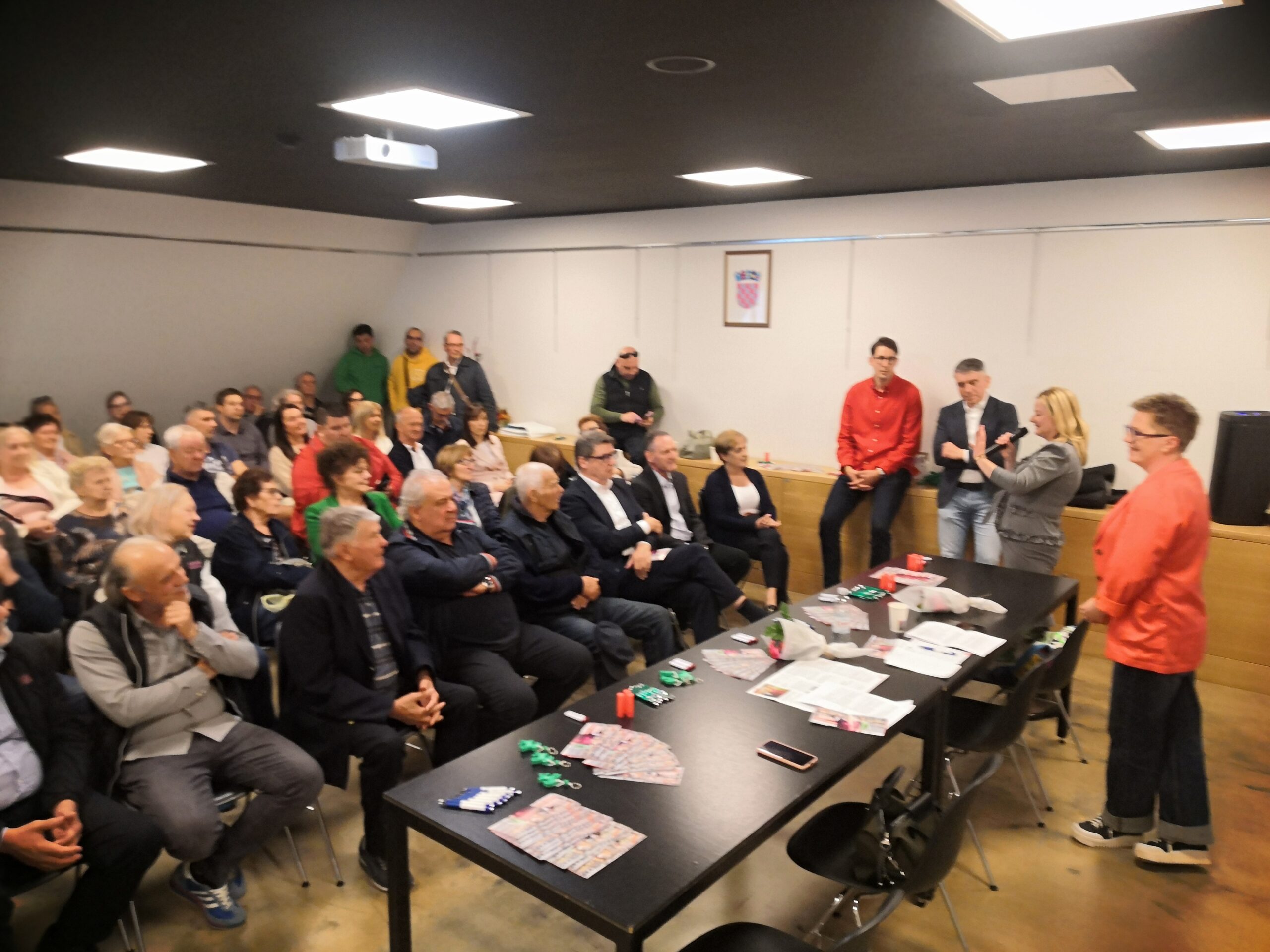 Sandra Krpan s građanima u prostorijama MO Zamet / Foto V. MRVOŠ