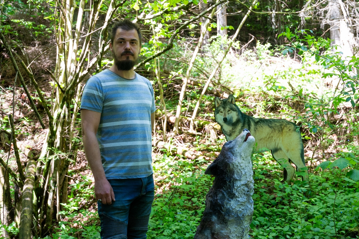 Kipar Damjan Kovač sa "svojim" vukovima / Foto Ana Križanec