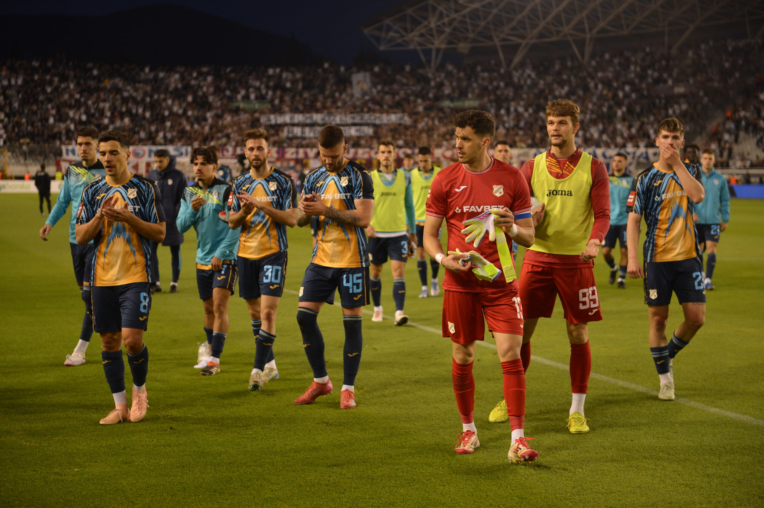 Martin Zlomislić sa suigračima pozdravlja navijače nakon Jadranskog derbija/V. MAVROVIĆ/HNK Rijeka