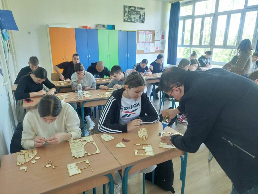 Sedmaši i osmaši na radionici brodomaketarstva / Foto: OŠ Klana