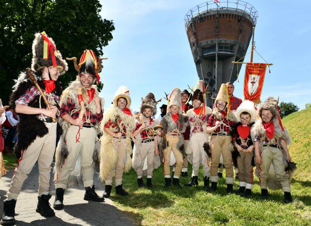 Kukuljanski zvončari ispod vukovarskog Vodotornja / Foto: Marko Gracin