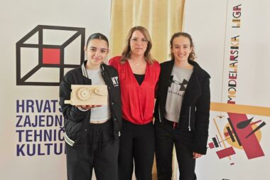 Mlade krčke modelarke i njihova mentorica nakon državnog natjecanja upriličenog u Vukovaru / Foto OŠ KRK