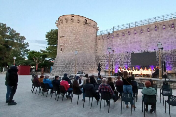 Čari i ljepota tradicijske glazbe otoka Krka predstavljeni su »pul Kaštela« / Foto M. TRINAJSTIĆ