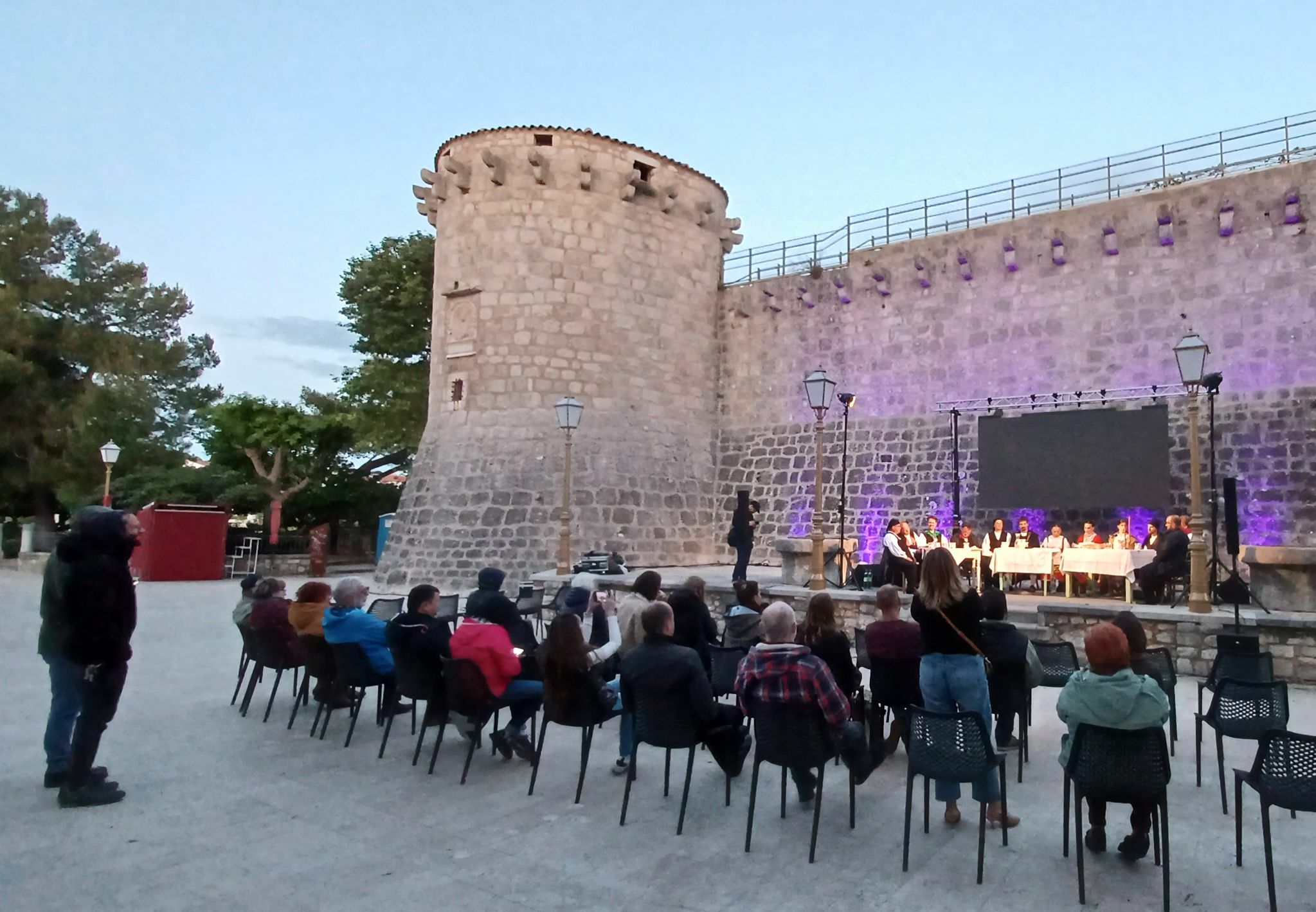 Čari i ljepota tradicijske glazbe otoka Krka predstavljeni su »pul Kaštela« / Foto M. TRINAJSTIĆ