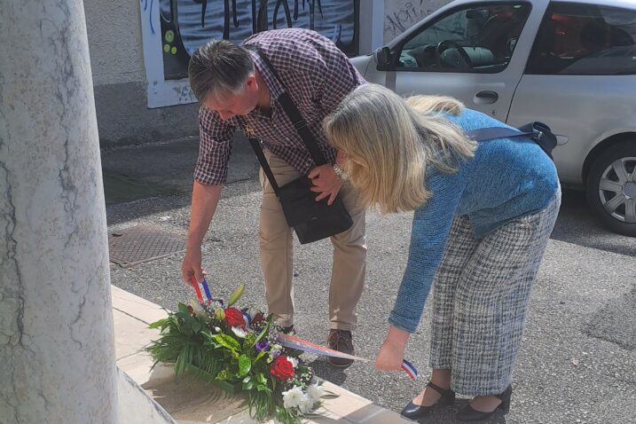 Polaganje cvijeća i svijeća / Foto V. MRVOŠ