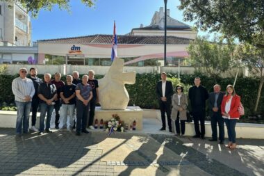 Novljanska delegacija ispred Spomenika hrvatskim braniteljima u Domovinskom ratu