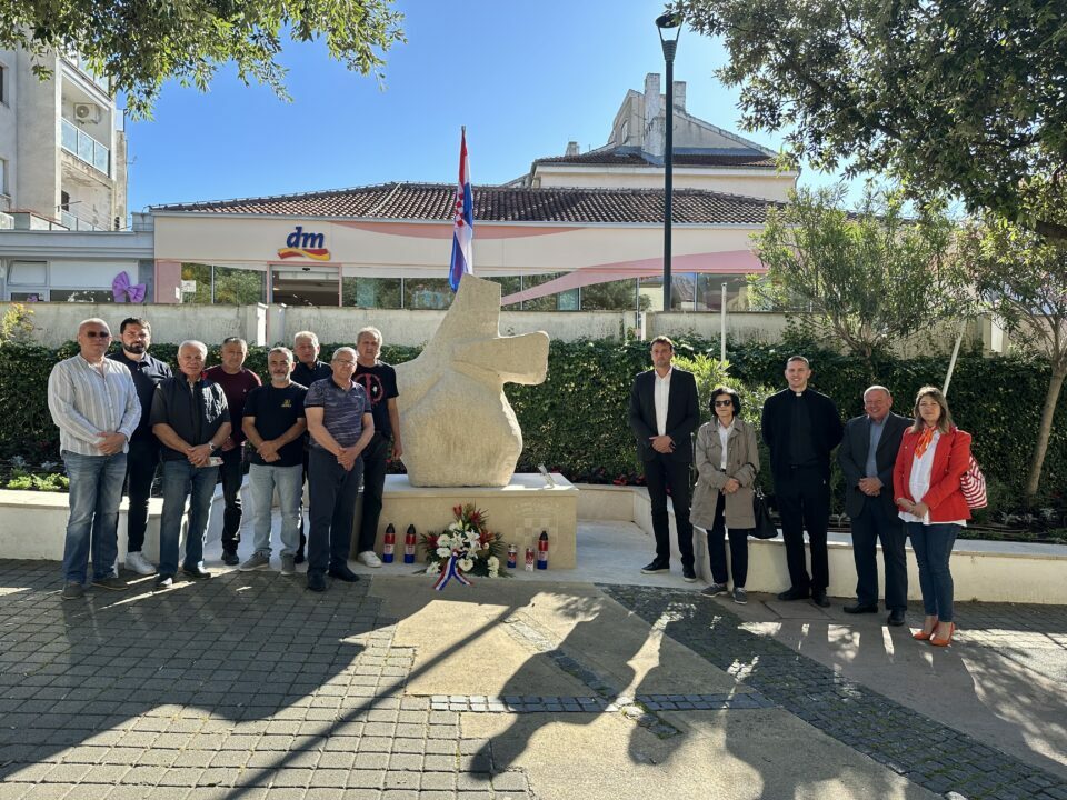Novljanska delegacija ispred Spomenika hrvatskim braniteljima u Domovinskom ratu