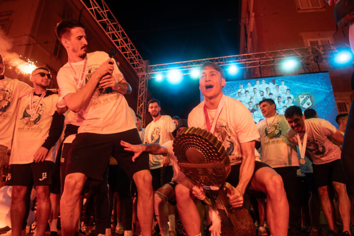 Toni Fruk podiže trofej na Korzu ispred mnoštva navijača/N. BLAGOJEVIĆ