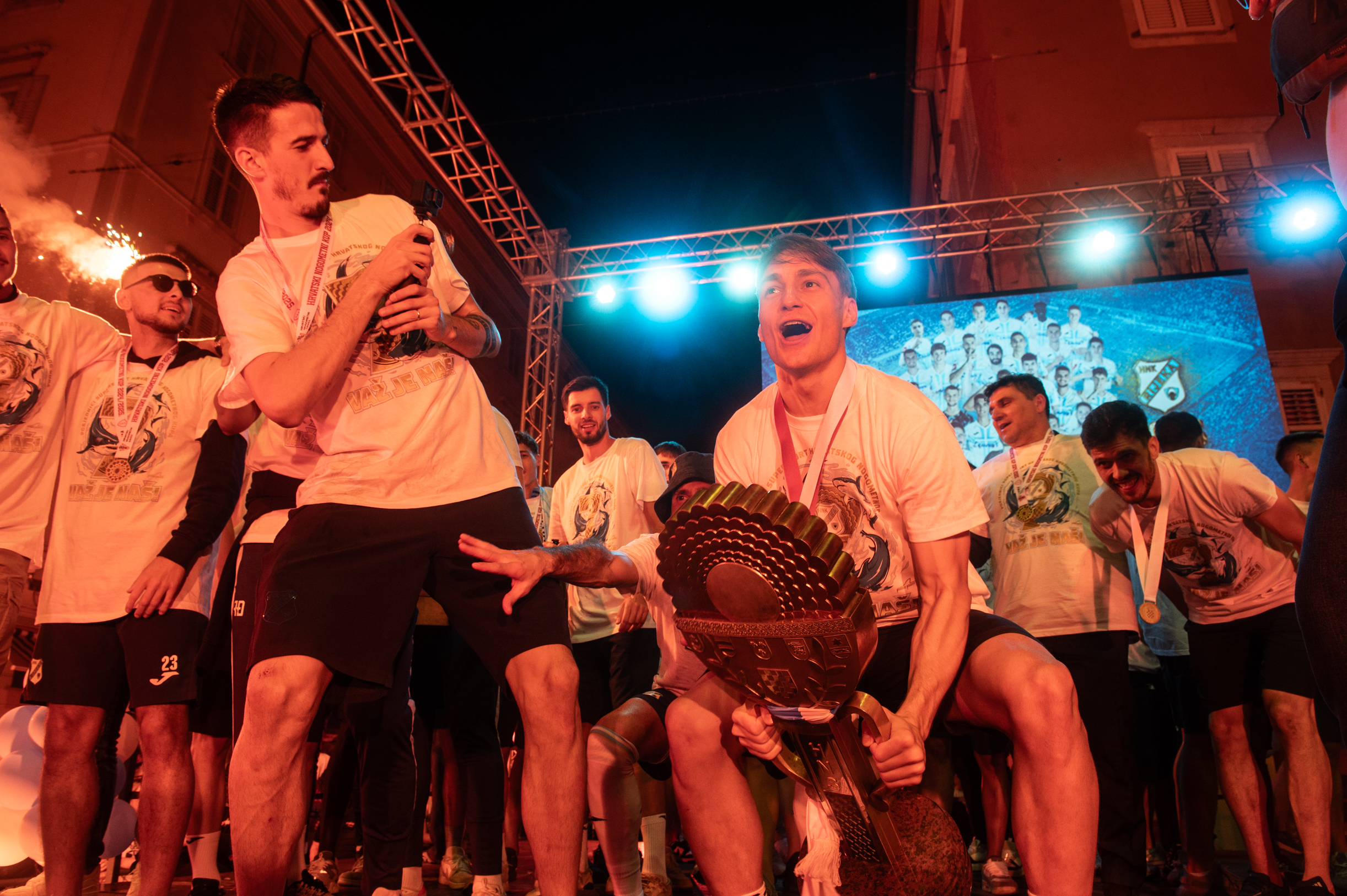 Toni Fruk podiže trofej na Korzu ispred mnoštva navijača/N. BLAGOJEVIĆ