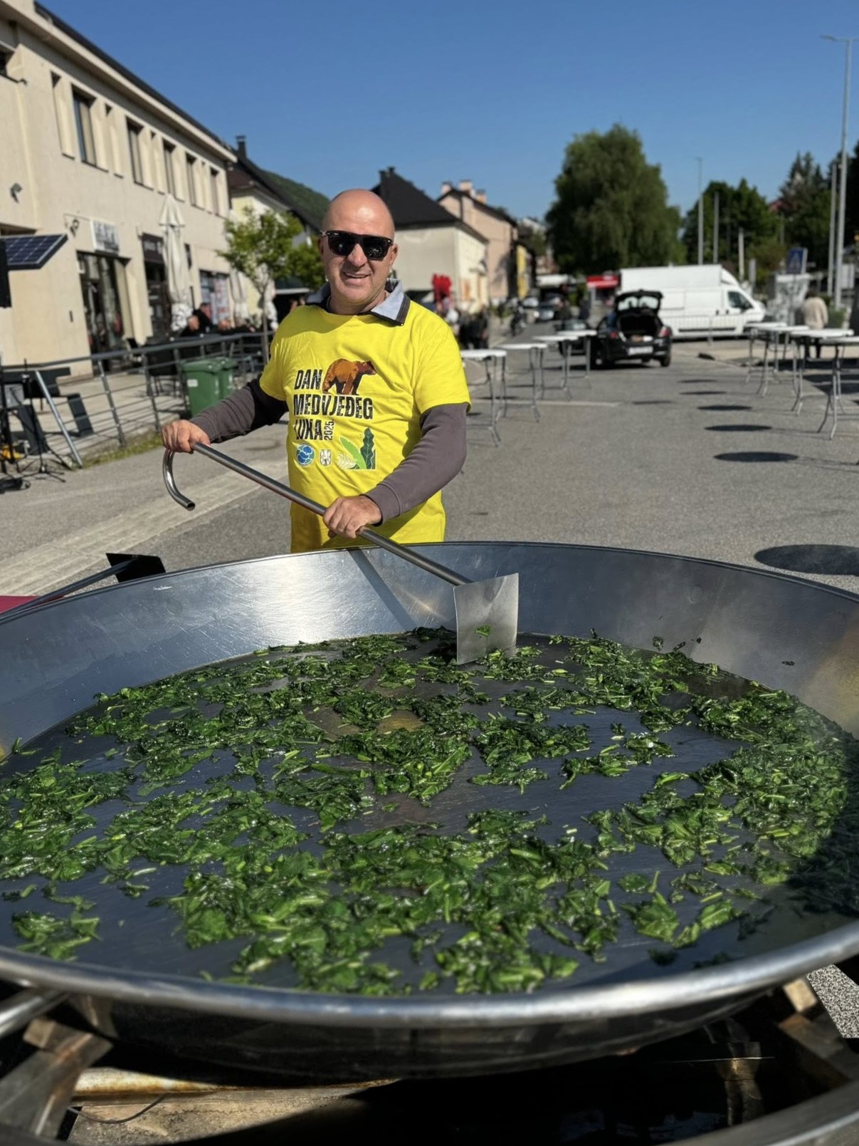 Sprema se fritaja od medvjeđeg luka