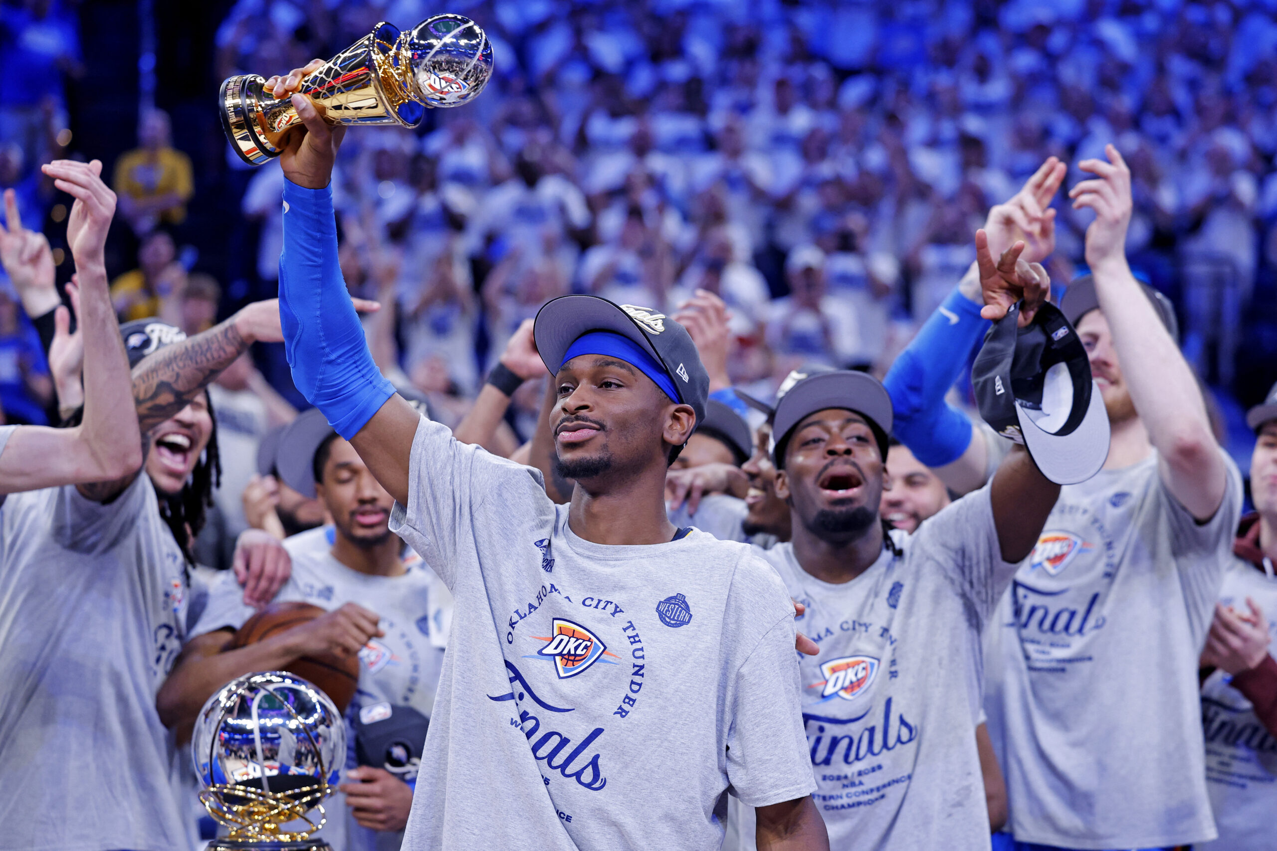 Shai Gilgeous-Alexander s MVP trofejom nazvanom po Magicu Johnsonu/Foto REUTERS