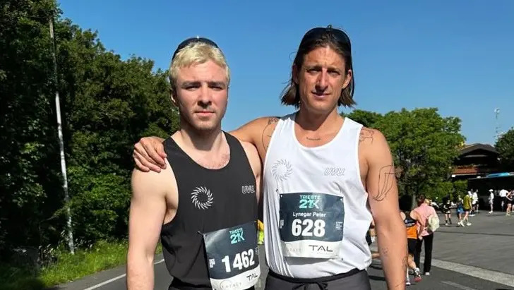 Rocco Ritchie (lijevo) s prijateljem tijekom maratona u Trstu / Foto Instagram
