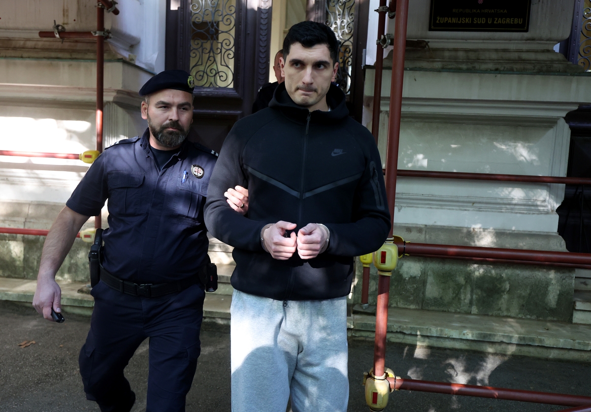 Policija odvodi Domagoja Galića / Foto Slavko Midzor/PIXSELL