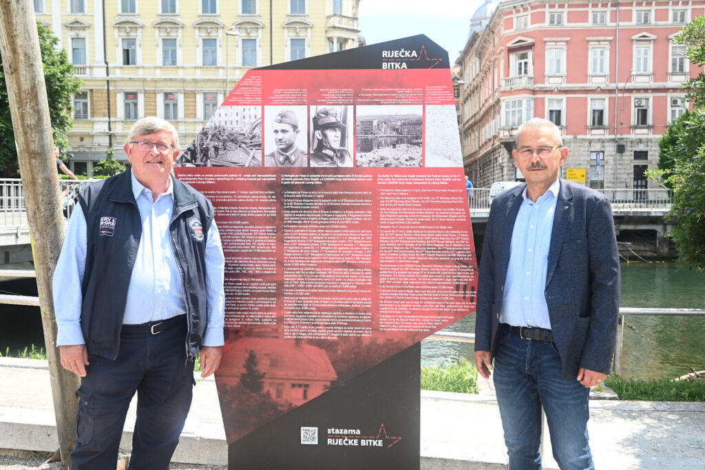 Voditelji projekta - Vojko Obersnel i Dražen Kranjec kraj prve postavljene ploče u parku na Delti / Foto: N. Blagojević