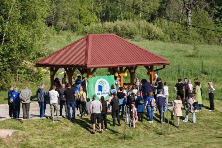 Sjenica ili učionica Ravnogoraca na otvorenom