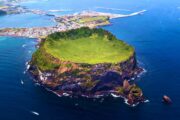 Seongsan Sunrise Peak jedan je od najpoznatijih prirodnih simbola otoka Jeju i spektakularan primjer vulkanskog kratera tipa tufnog stošca, Foto: KOREA.NET