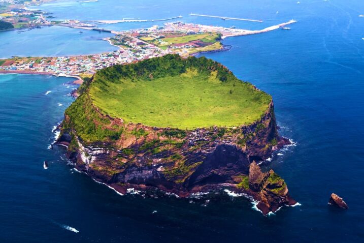Seongsan Sunrise Peak jedan je od najpoznatijih prirodnih simbola otoka Jeju i spektakularan primjer vulkanskog kratera tipa tufnog stošca, Foto: KOREA.NET