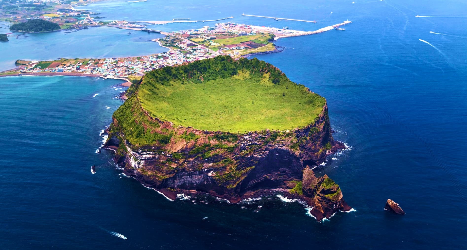Seongsan Sunrise Peak jedan je od najpoznatijih prirodnih simbola otoka Jeju i spektakularan primjer vulkanskog kratera tipa tufnog stošca, Foto: KOREA.NET