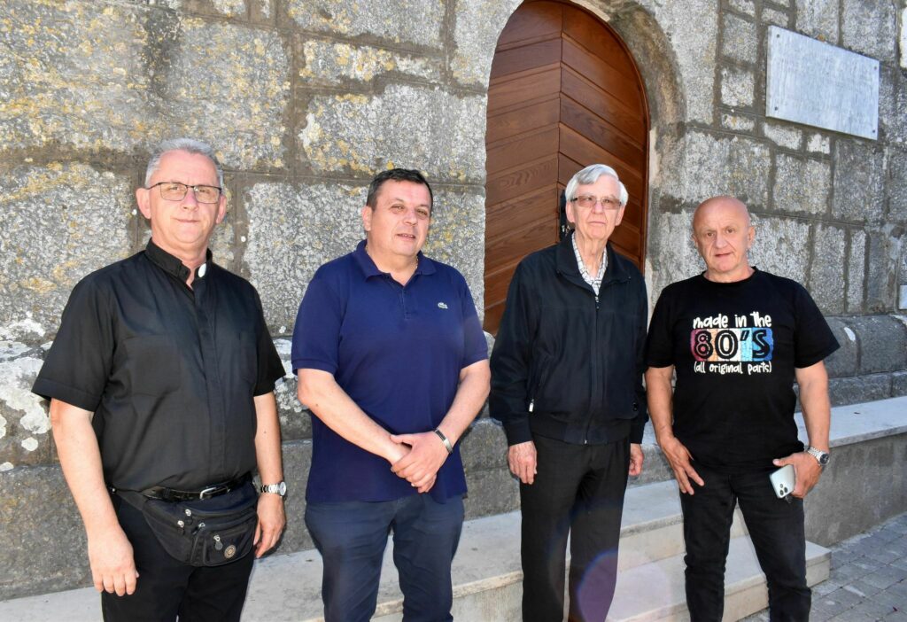 Vlč. Anton Depikolozvane, načelnik Neven Komadina, župnik Dinko Justinić i predsjednik MO-a Dobrinj (i zvonar) Nedjeljko Gržetić pred zvonikom / M. Trinajstić