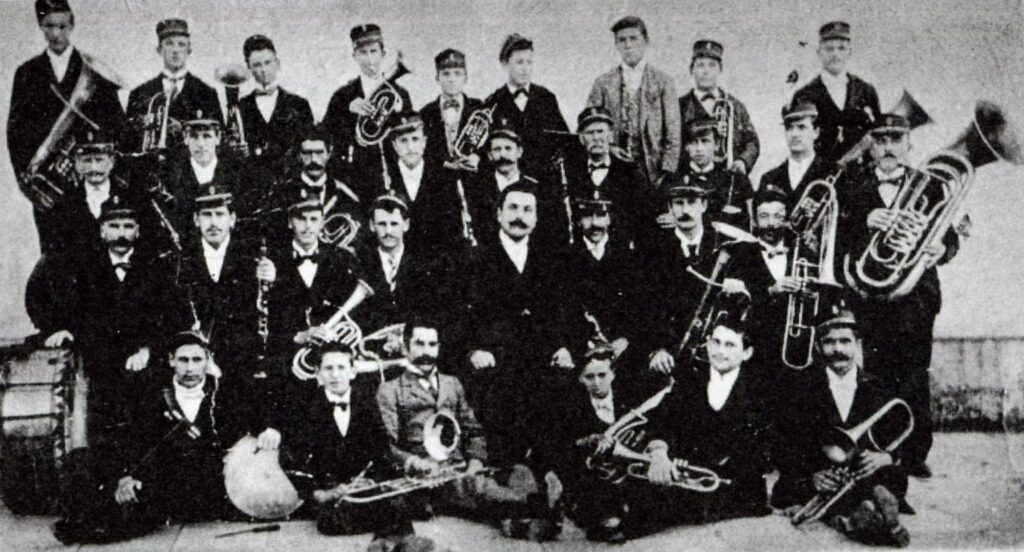 Na pjacalu pred crkvom 1902. godine / ARHIVA PUHAČKOG ORKESTRA