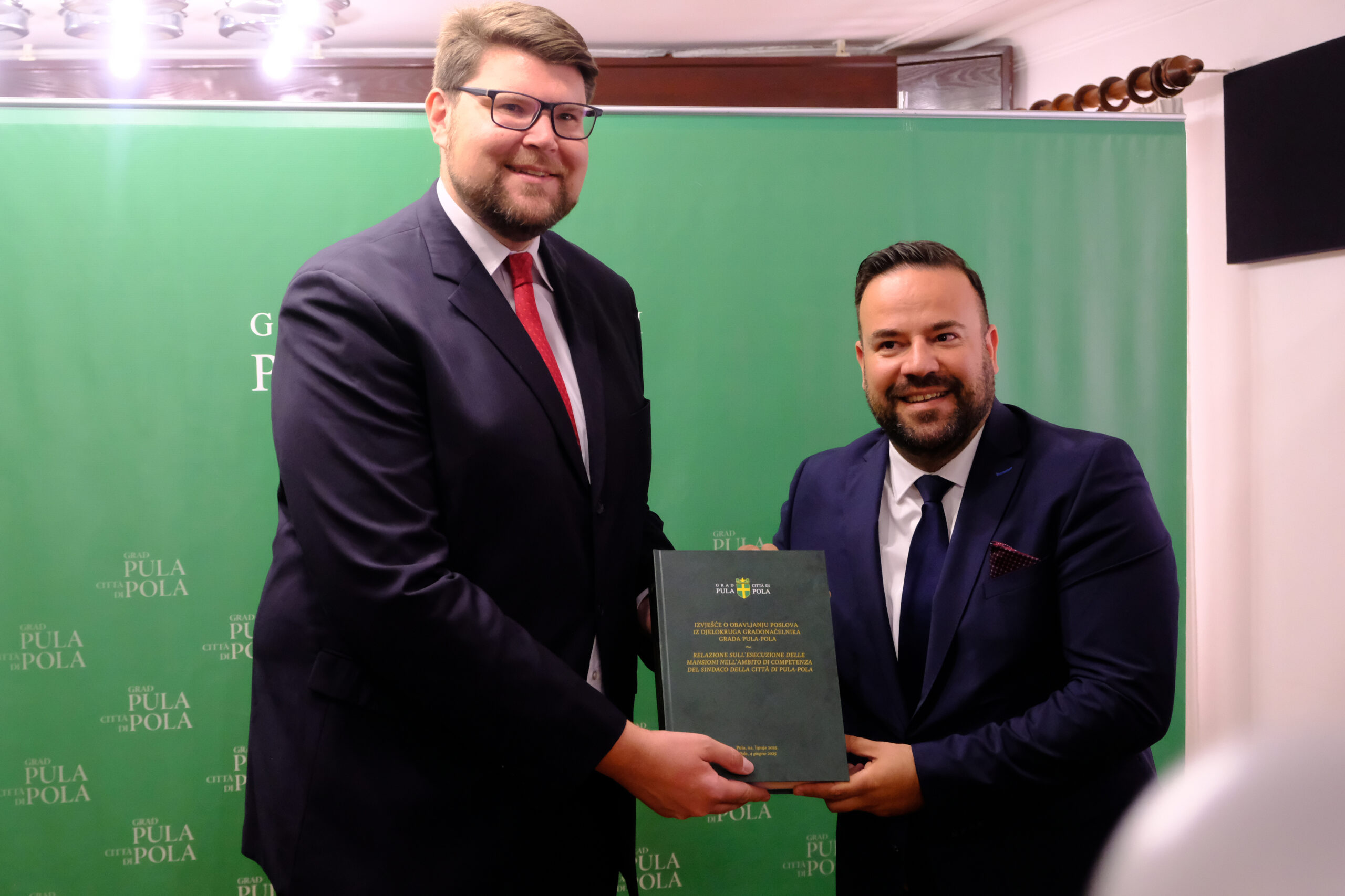 Grbin ispratio Zoričića iz pulske Gradske palače / SNIMIO MILIVOJ MIJOŠEK
