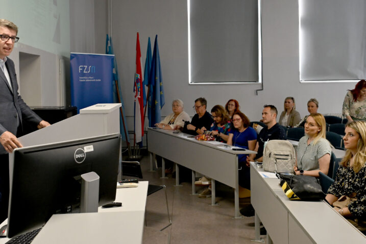 Uvodnu riječ na simpoziju dao je Željko Jovanović, prodekan za poslovne odnose i znanost FZS-a / Foto V. KARUZA