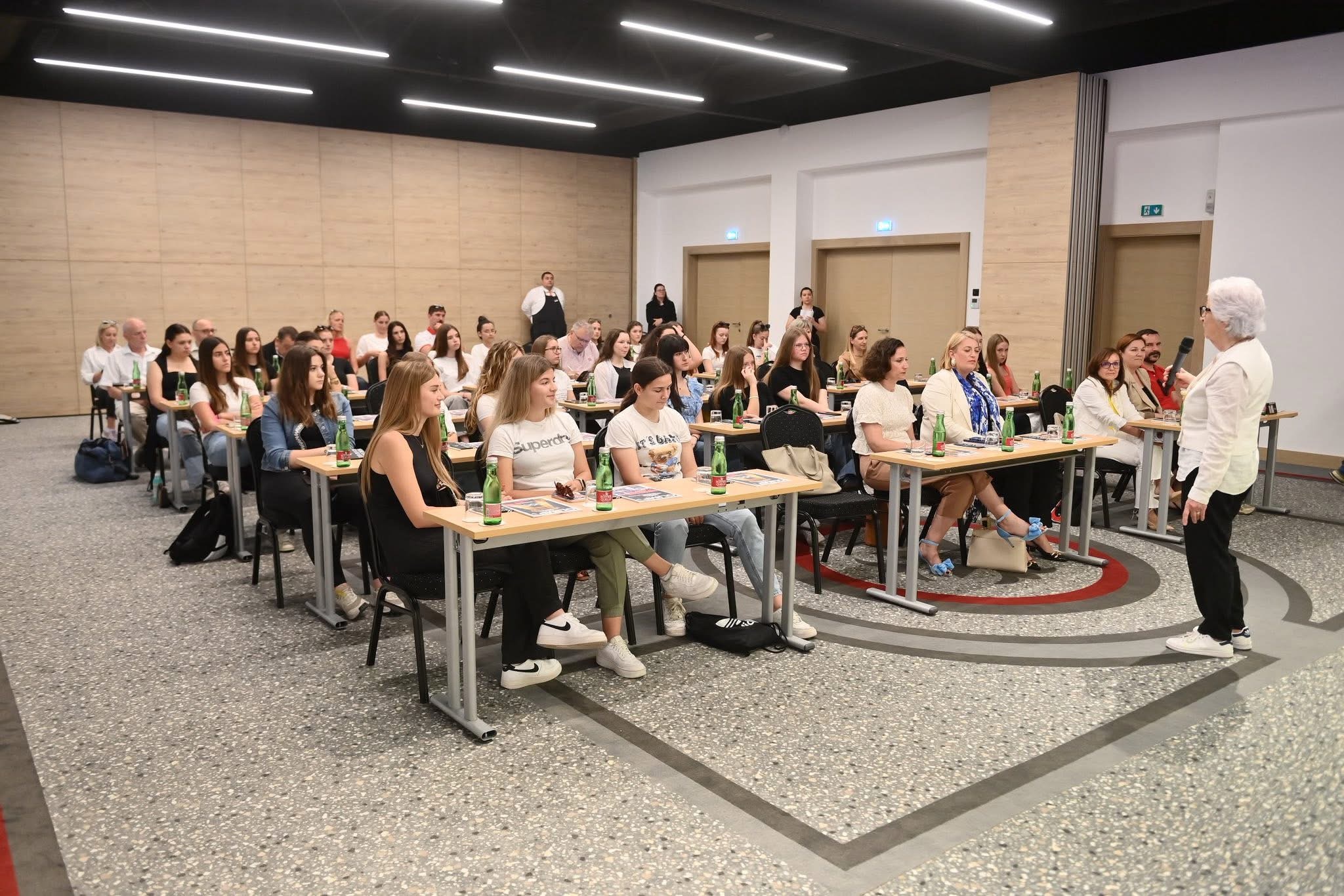 Morana Paliković Gruden vodi radionicu u Crikvenici/Foto Kurti/HOO