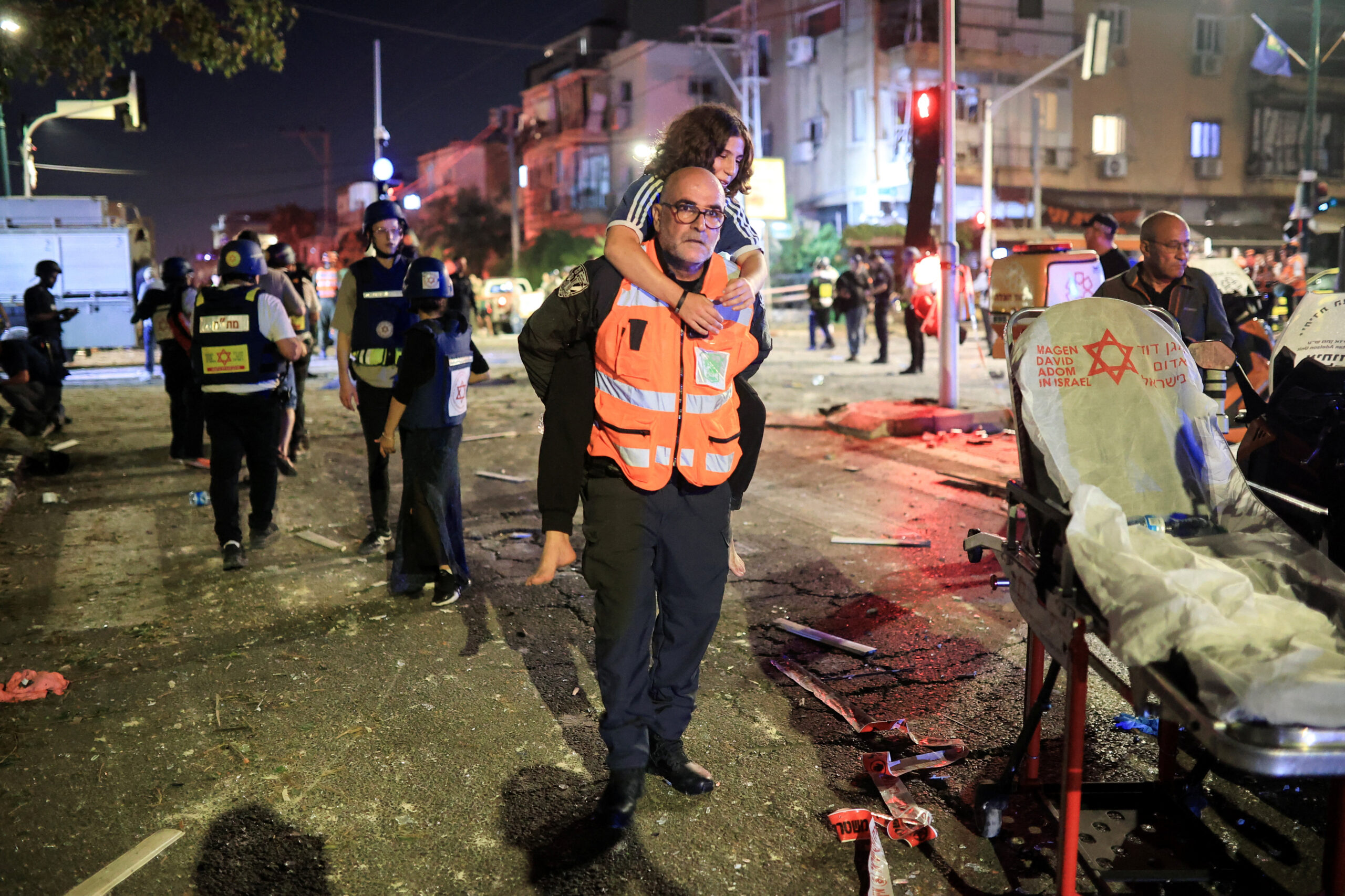 Spašavanje ozlijeđenih u izraelskom gradu Ramat Gan / Reuters