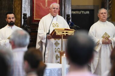 Osvrnuvši se na liturgijska čitanja, nadbiskup Uzinić u propovijedi je povezao svetkovinu Presvetog Trojstva i blagdan sv. Vida / Foto Marko GRACIN