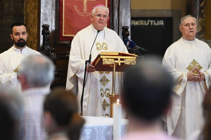 Osvrnuvši se na liturgijska čitanja, nadbiskup Uzinić u propovijedi je povezao svetkovinu Presvetog Trojstva i blagdan sv. Vida / Foto Marko GRACIN