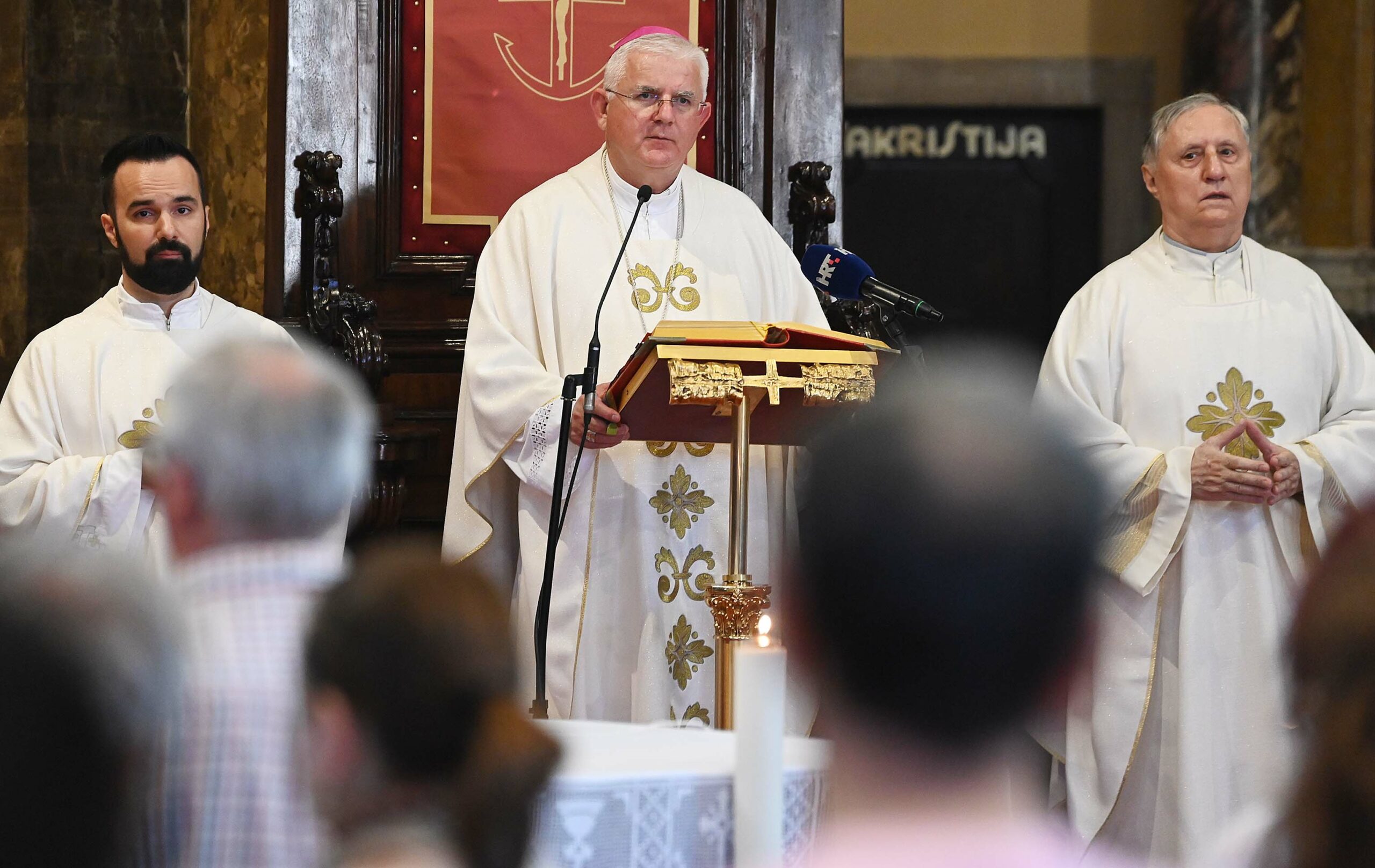 Osvrnuvši se na liturgijska čitanja, nadbiskup Uzinić u propovijedi je povezao svetkovinu Presvetog Trojstva i blagdan sv. Vida / Foto Marko GRACIN
