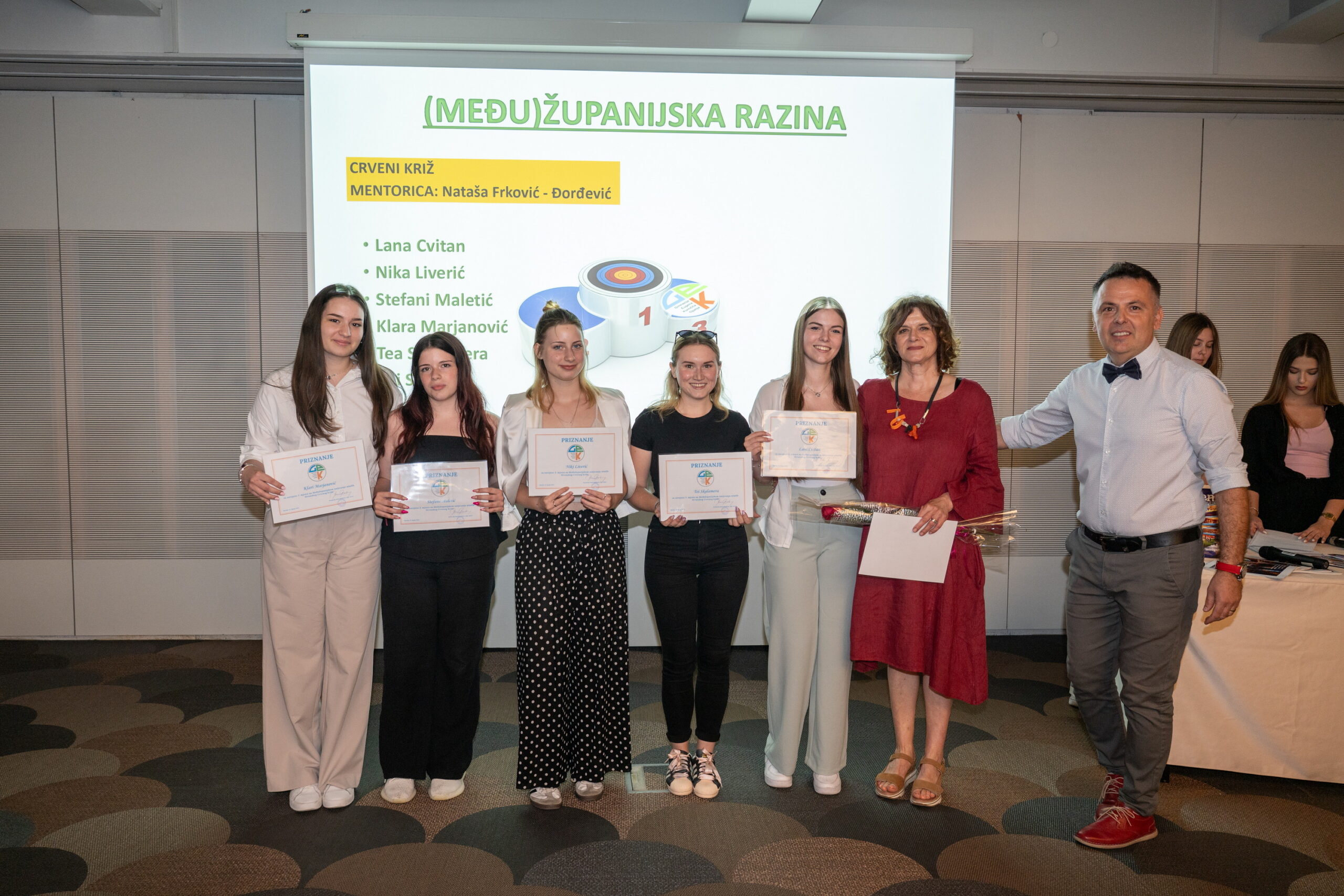 Nagrađeni su i najbolji učenici - u društvu ravnatelja / Foto: D.Kurti
