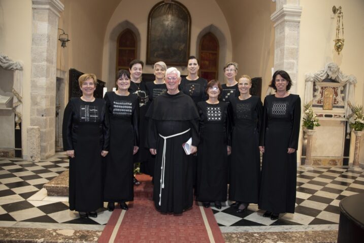 Fra Ljudevit Maračić i klapa Teha / Foto Walter Salković