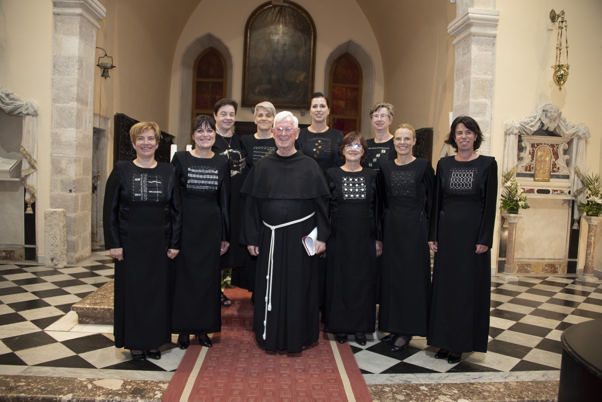 Fra Ljudevit Maračić i klapa Teha / Foto Walter Salković