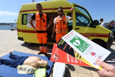 Automatske defibrilatore mogu lako koristiti i laici kako bi pomogli sugrađaninu u nevolji / Foto HRVOJE JELAVIĆ/PIXSELL