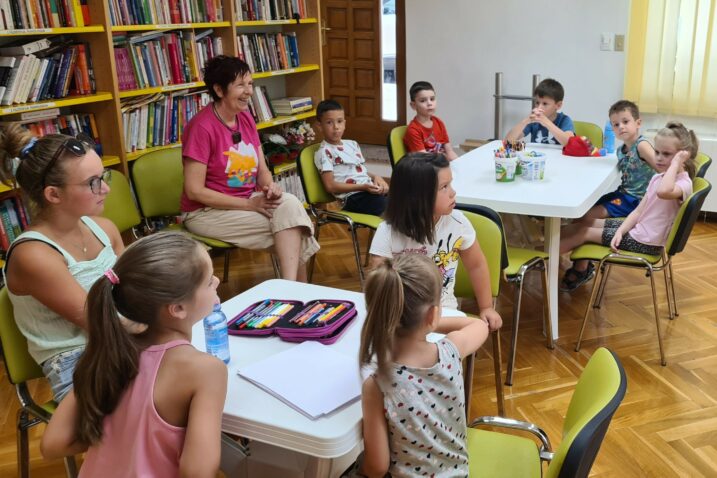 »Srijeda za pet« popularan je ljetni program senjske knjižnice / Foto D. PRPIĆ