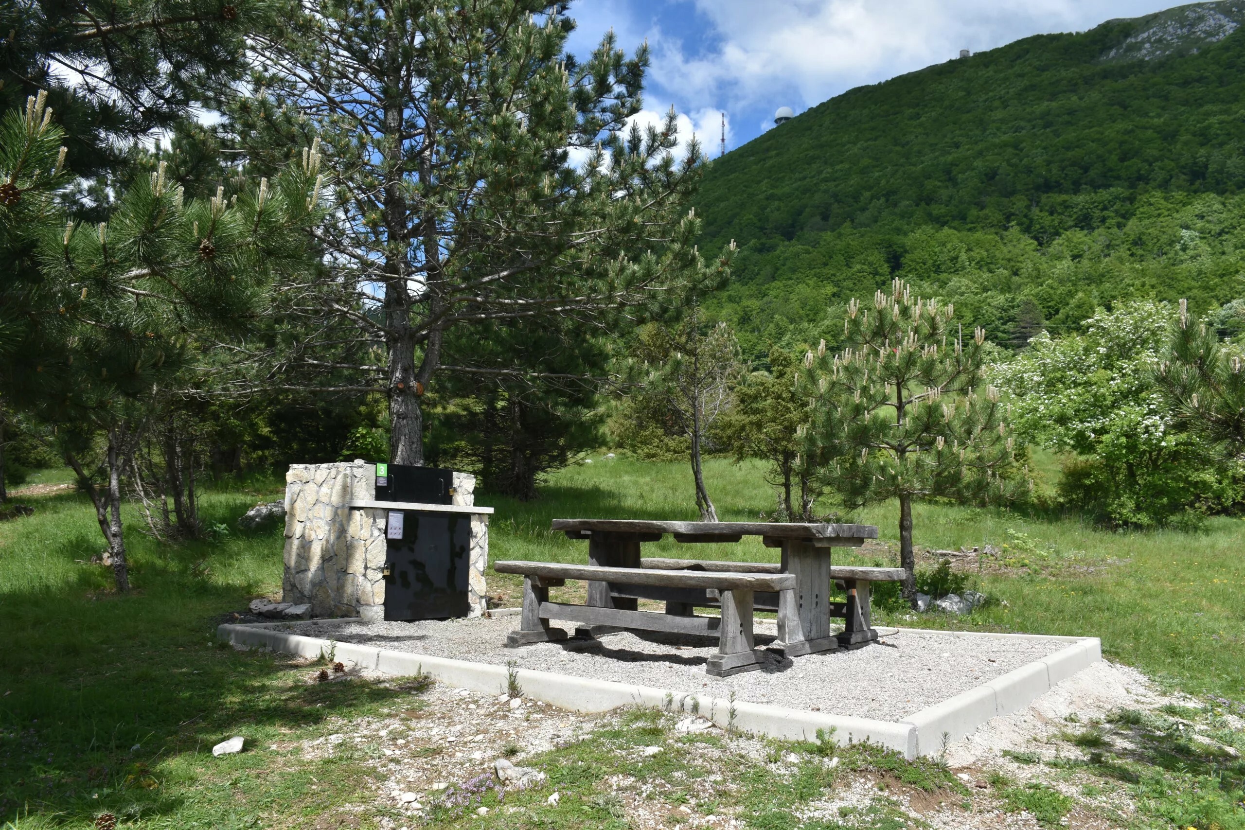 Odmorište na Učki gdje se može okupiti društvo i roštiljati uz dnevni najam / Foto PP UČKA