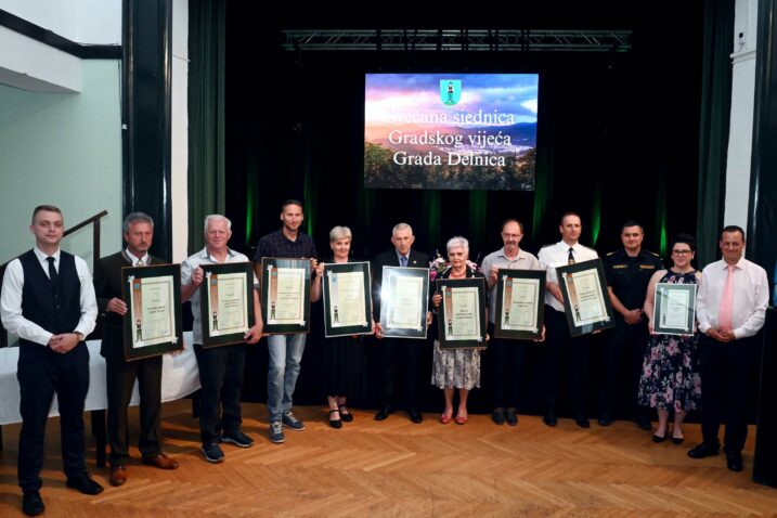 Svi dobitnici nagrada Grada Delnica na jučerašnjoj svečanoj sjednici / Foto Marko GRACIN