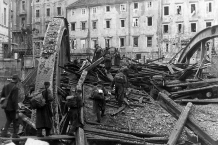 Prijelaz boraca 3. bataljuna 14. brigade 19. sjevernodalmatinske divizije preko porušenoga pograničnog mosta na Rječini, u svibnju 1945. godine
