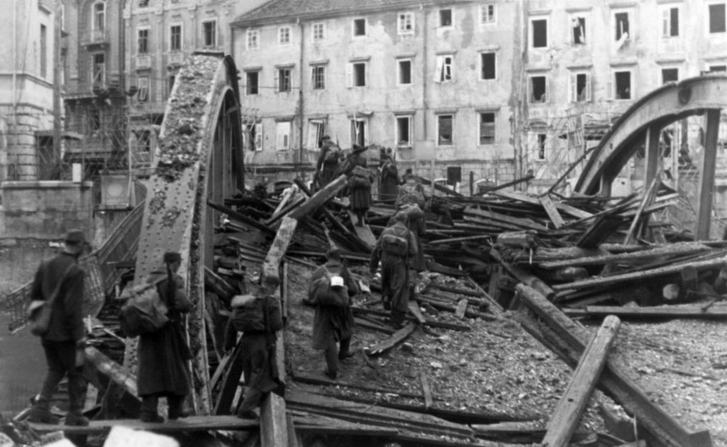 Prijelaz boraca 3. bataljuna 14. brigade 19. sjevernodalmatinske divizije preko porušenoga pograničnog mosta na Rječini, u svibnju 1945. godine