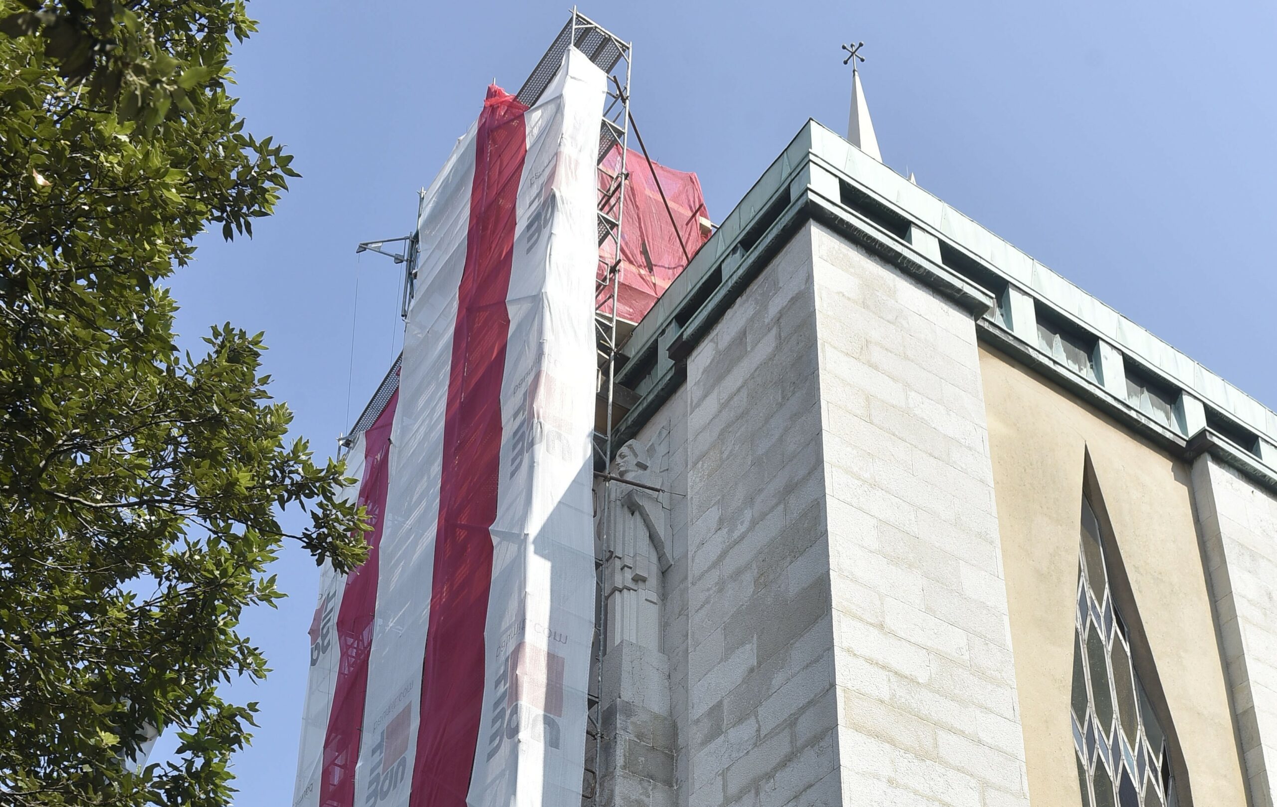 Skele na fasadi znače da su radovi u punom jeku / Foto Matea JURČIĆ