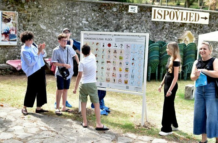 Komunikacijska ploča pred trsatskom bazilikom / Foto RIJEČKA NADBISKUPIJA
